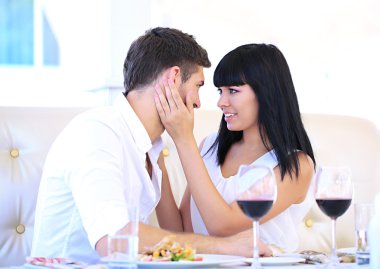 güzel çift romantik akşam yemeği restoranda