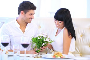 güzel çift romantik akşam yemeği restoranda