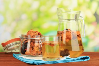 karışık Kuruyemiş banka ve doğal zemin üzerine ahşap masa üzerinde kurutulmuş meyve kompostosu