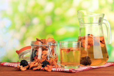 karışık Kuruyemiş banka ve doğal zemin üzerine ahşap masa üzerinde kurutulmuş meyve kompostosu