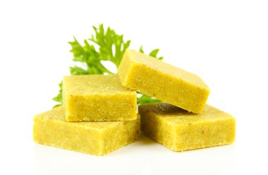 Bouillon küp üzerinde beyaz izole maydanoz ile