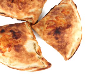 pizza calzones üzerinde beyaz izole