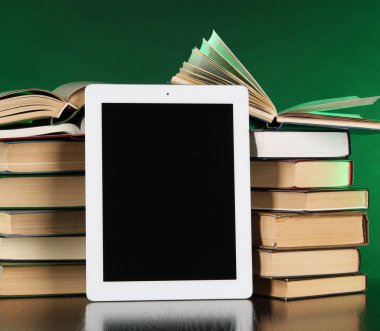 Tablet ve parlak zemin üzerine kitaplar