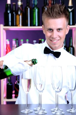 Barmen şampanya gözlük içine yağıyor