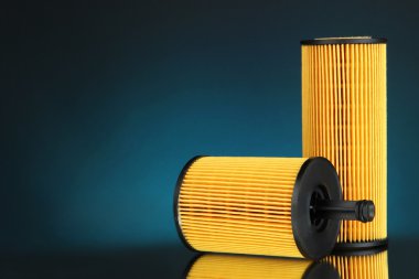 koyu renk arka plan üzerinde araba yağ filtreleri