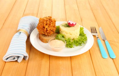 tavuk kiev üzerinde kruton ahşap zemin üzerinde patates püresi ile