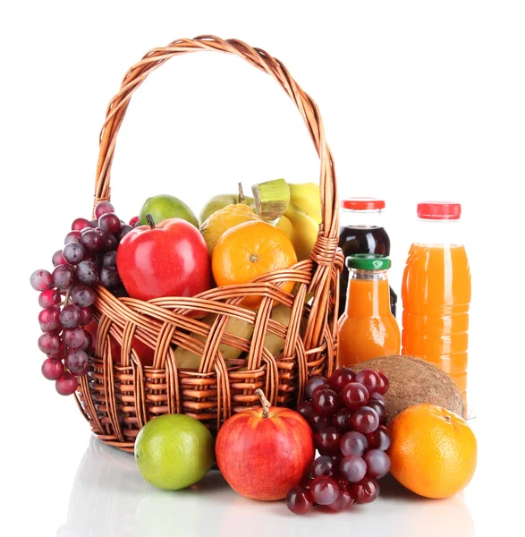 Diferentes frutas en canasta de mimbre con jugo aislado en blanco — Foto de Stock