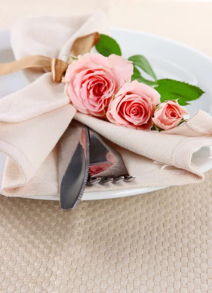 Placa servida con servilleta y rosa de primer plano — Foto de Stock