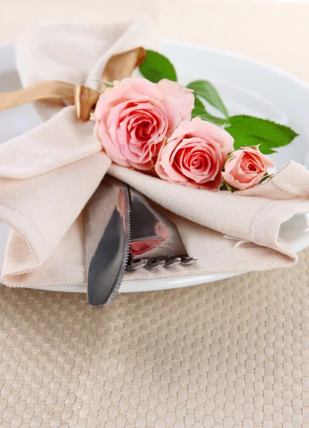 Servierteller mit Serviette und Rose in Nahaufnahme — Stockfoto