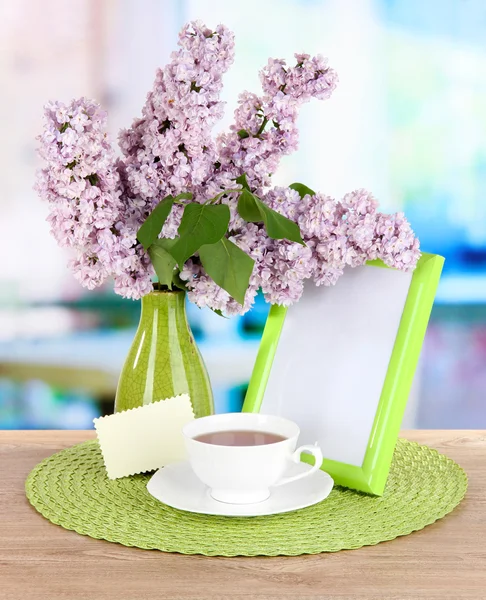 Mooie lila bloemen op tafel op kamer — Stockfoto