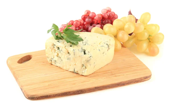 Smaczny ser pleśniowy i winogron na deski do krojenia, na białym tle — Zdjęcie stockowe