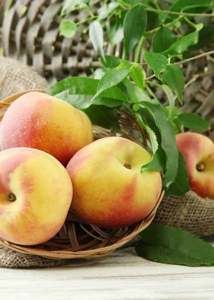 Ripe sweet peaches on wooden table, close up — Stock Photo, Image