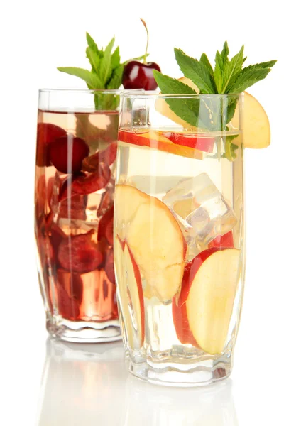 Verres de boissons aux fruits avec glaçons isolés sur blanc — Photo