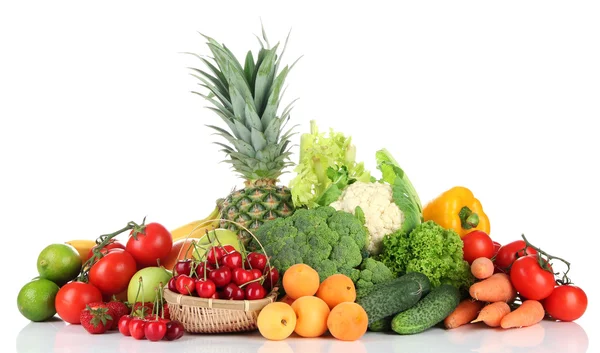 Taze meyve ve sebzeler üzerinde beyaz izole, ürün çeşitliliği — Stok fotoğraf