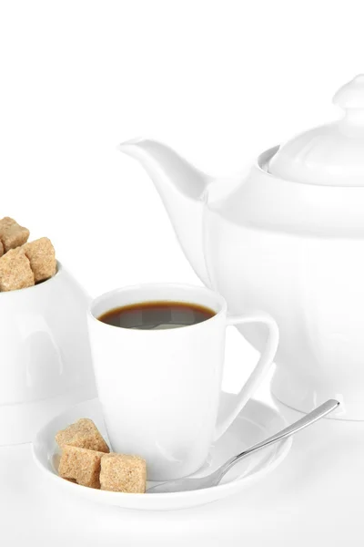 Fincan kahve, şeker-kase ve üzerinde beyaz izole çaydanlık — Stok fotoğraf