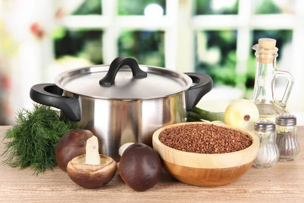 Ingredientes para cocinar trigo sarraceno en la mesa en la cocina — Foto de Stock