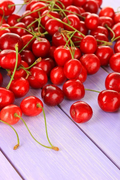 Kirschbeeren auf Holztisch — Stockfoto