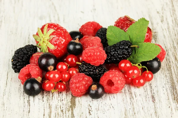 Reife Beeren auf dem Tisch aus nächster Nähe — Stockfoto