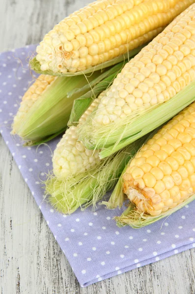 Légumes de maïs frais sur table en bois — Photo