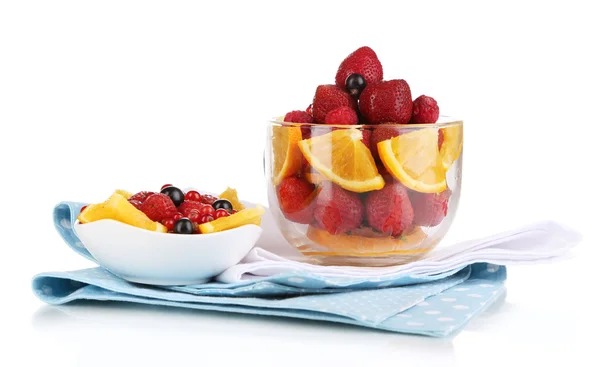 Salada de frutas útil em copo de vidro isolado em branco — Fotografia de Stock