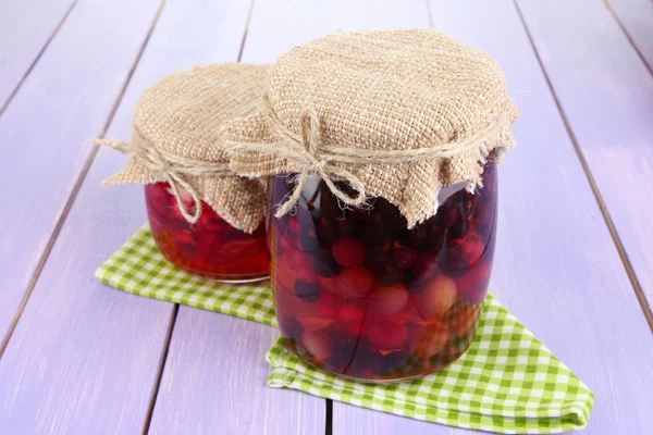 Huisgemaakte berry jam op houten tafel — Stockfoto