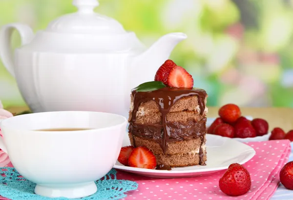 Chocolate cake met aardbei op houten tafel op natuurlijke achtergrond — Stockfoto