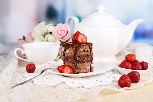 Chokladkaka med jordgubbe på träbord på rummet bakgrund — Stockfoto