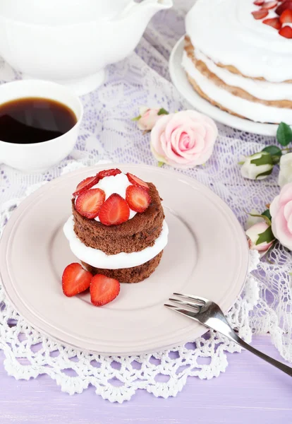 나무 테이블 클로즈업에 딸기와 초콜릿 케이크 — 스톡 사진