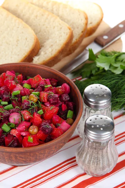 Bieten salade in kom op tabel close-up — Stockfoto