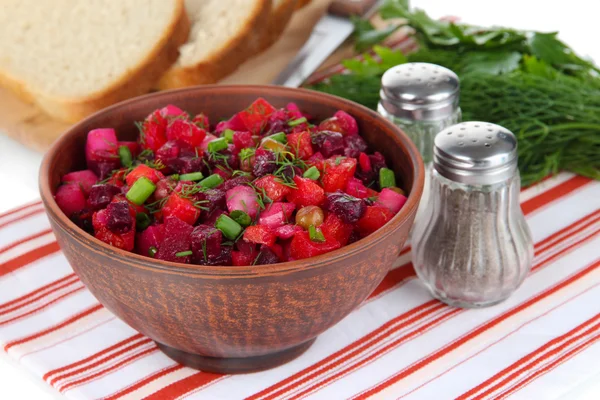 Bieten salade in kom op tabel close-up — Stockfoto
