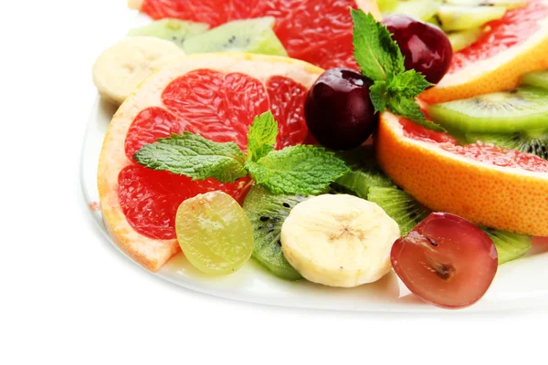 Surtido de frutas en rodajas en plato, aisladas en blanco — Foto de Stock