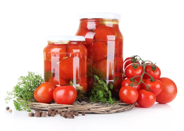 Tomates enlatados e frescos saborosos, isolados em branco — Fotografia de Stock