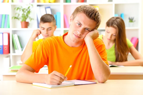 Grupp unga studenter sitter på biblioteket — Stockfoto