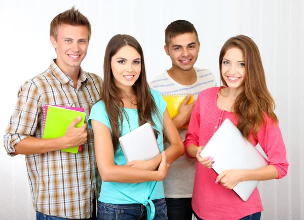 Grupo de jóvenes estudiantes felices y hermosos en la habitación — Foto de Stock