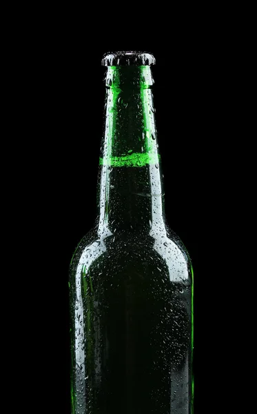 Пляшка пива на чорному тлі — стокове фото