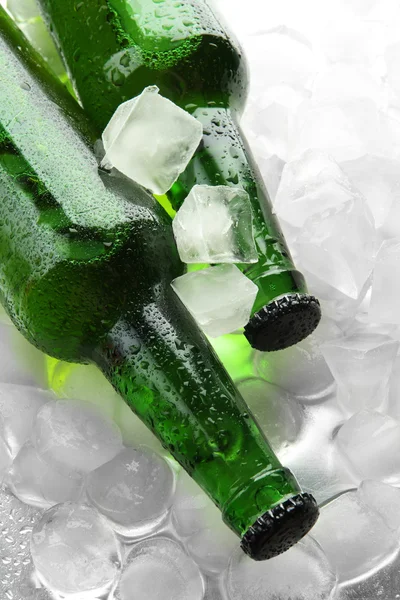 Bierflaschen mit Eiswürfeln, Nahaufnahme — Stockfoto