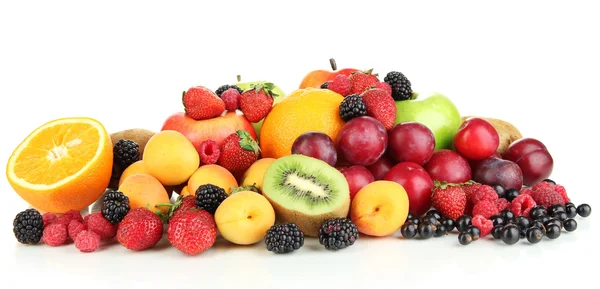 Frutas frescas e bagas isoladas em branco — Fotografia de Stock