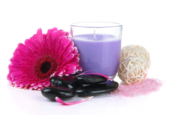 Piedras de spa, gerberas y velas aisladas en blanco — Foto de Stock