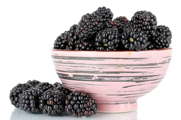 在碗甜黑莓隔离在白色 — 图库照片