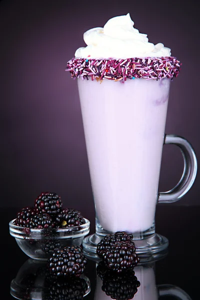 Vynikající mléčný koktejl na tmavě fialové pozadí — Stock fotografie