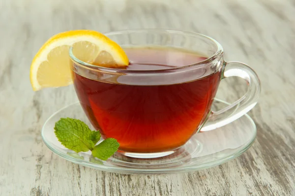Taza de té con limón en primer plano de la mesa —  Fotos de Stock