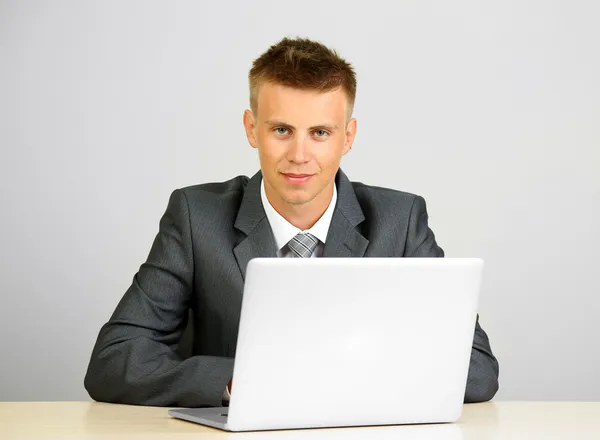 Retrato de Jovem Empresário Trabalhando no Escritório — Fotografia de Stock