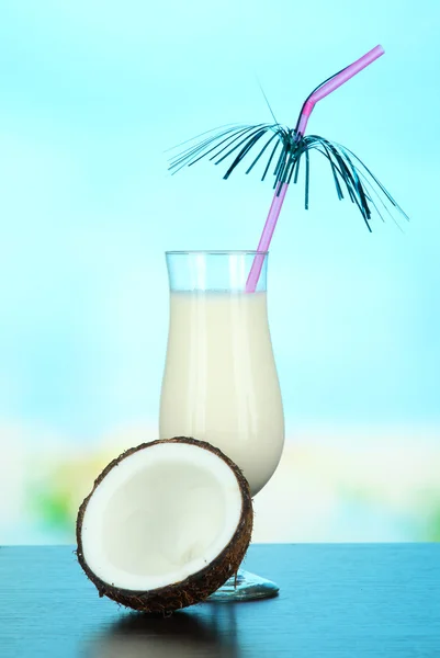 Bebida de pina colada em copo de coquetel, em fundo brilhante — Fotografia de Stock
