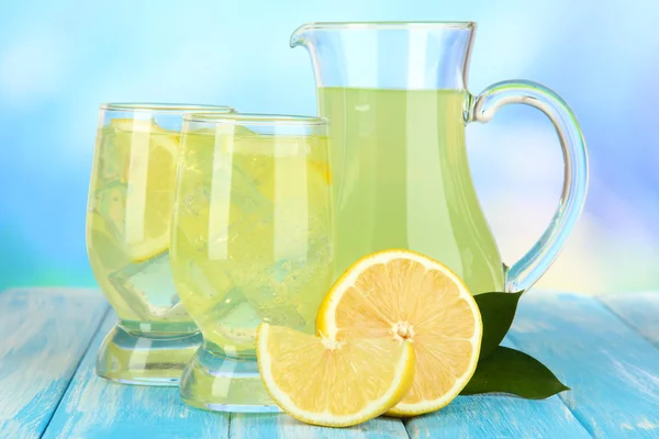 Deliziosa limonata sul tavolo su sfondo blu — Foto Stock