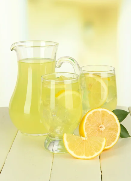 Deliciosa limonada sobre mesa sobre fondo claro —  Fotos de Stock
