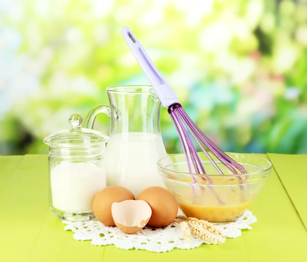 Ingredientes de massa de farinha na mesa de madeira no contexto natural — Fotografia de Stock