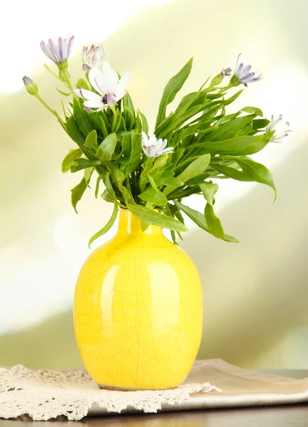 美丽的夏天在彩色花瓶，木桌上，在明亮的背景上的花束 — 图库照片