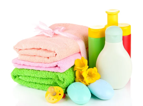Cosméticos para bebés, toalhas e sabão, isolados sobre branco — Fotografia de Stock