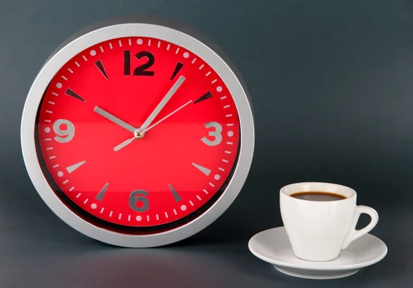 Café taza y reloj sobre fondo gris — Foto de Stock