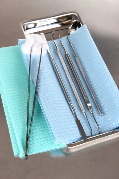 Tandläkare verktyg på grå tabellen närbild — Stockfoto